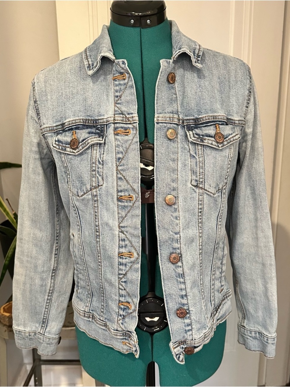 Old Navy Light Wash Blue Denim Jacket - Picture 7 of 7
